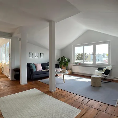 Lägenhet Helle Dachgeschosswohnung Mit Grosser Suedterrasse