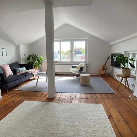 Helle Dachgeschosswohnung Mit Grosser Suedterrasse * Lübeck