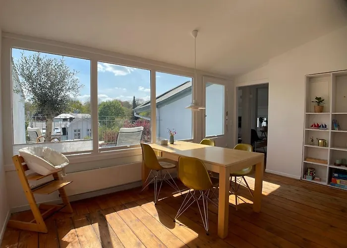 Helle Dachgeschosswohnung Mit Grosser Suedterrasse * Lübeck