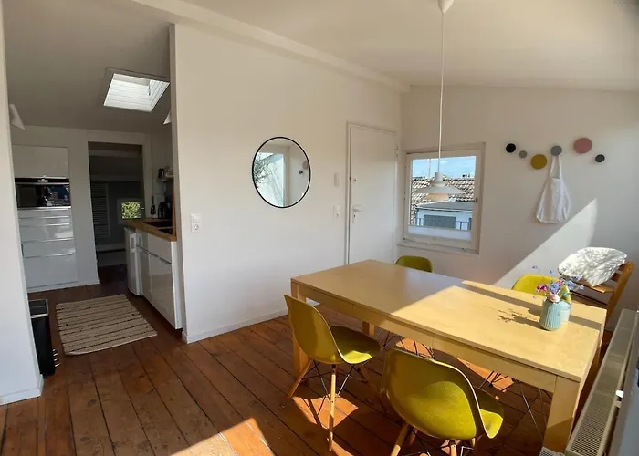 Helle Dachgeschosswohnung Mit Grosser Suedterrasse Lägenhet