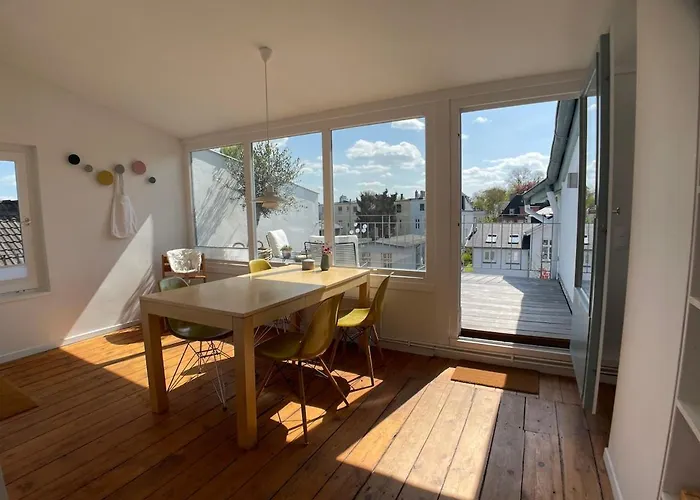 Helle Dachgeschosswohnung Mit Grosser Suedterrasse Lägenhet