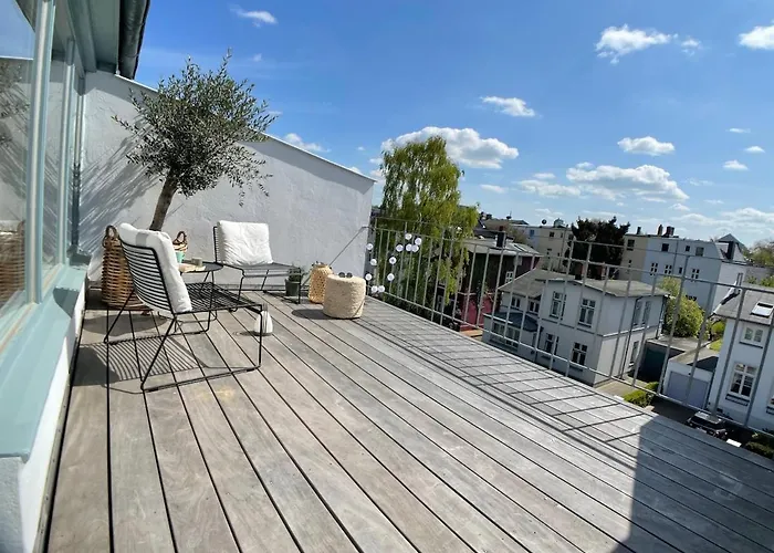 Helle Dachgeschosswohnung Mit Grosser Suedterrasse Lägenhet